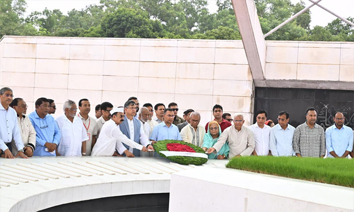বিএনপির প্রতিষ্ঠাবার্ষিকীতে জিয়াউর রহমান ও বেগম খালেদা জিয়ার কবরে শ্রদ্ধা নিবেদন