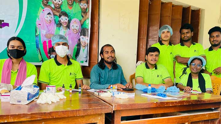 আদিতমারীতে লাল সবুজ সোসাইটির বিনামূল্যে রক্তের গ্রুপ নির্ণয় ক্যাম্পেইন