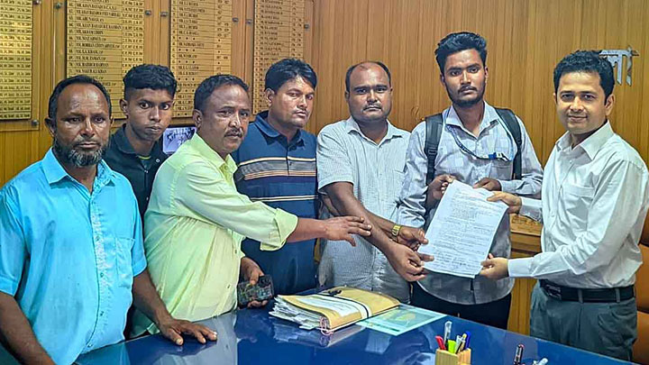 তিস্তার ভাঙ্গনে ক্ষতিগ্রস্থ সড়ক সংস্কার, বাঁধ রক্ষাসহ তিন দফা দাবীতে স্বারকলিপি প্রদান