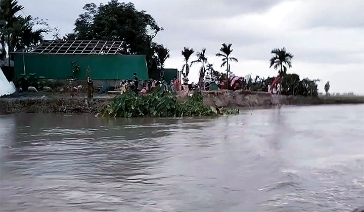 তিস্তা নদীর পানি বৃদ্ধি পাওয়ায়  বেড়িবাঁধ ভেঙে পানিবন্দি ১০ হাজার মানুষ