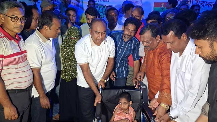 লালমনিরহাটে যুবদলের ৪৮তম প্রতিষ্ঠাবার্ষিকীতে প্রতিবন্ধীদের মাঝে হুইলচেয়ার বিতরণ