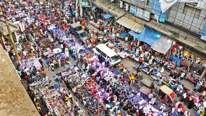 ঢাকার ফুটপাত ঘিরে বছরে ৩ হাজার কোটি টাকার চাঁদাবাজি