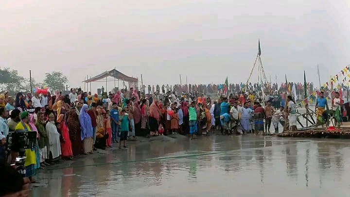 বিশ্বজাকের মঞ্জিলের উদ্দেশ্যে নদী পথে বাঁশের ভেলার যাত্রা 