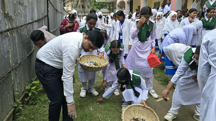 লালমনিরহাটে ‘ক্লিন অ্যান্ড গ্রিন মানডে’ কর্মসূচির উদ্বোধন