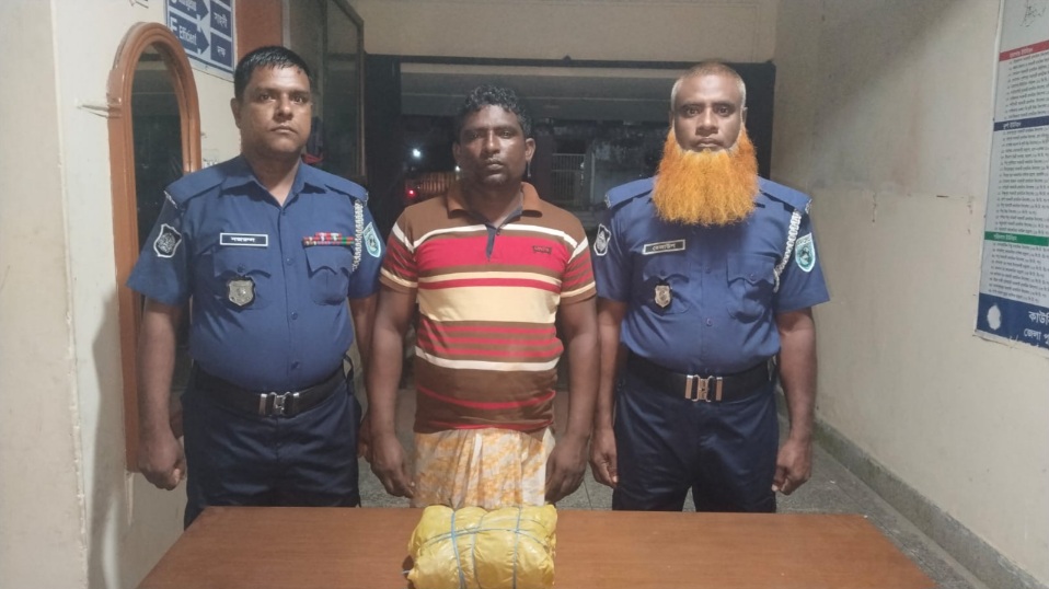 কাউনিয়ায় এক কেজি গাঁজাসহ রাজারহাটের আশরাফুল গ্রেপ্তার