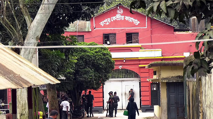 রংপুরে চার হত্যা মামলায় অভিযুক্তদের দ্বিতীয় দিনের মত জেল গেটে জিজ্ঞাসাবাদ